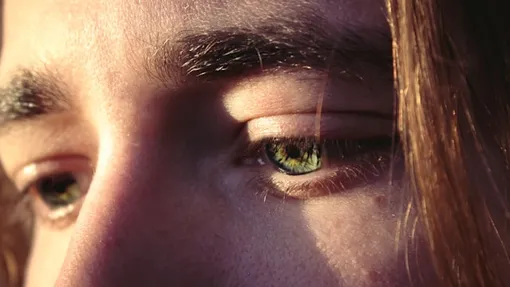 глаза на солнце