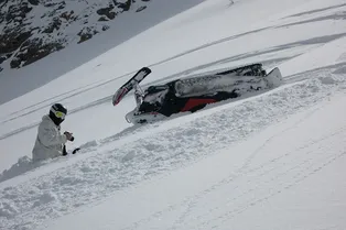 Тяжелая атлетика в сугробе: что делать, если снегоход опрокинулся