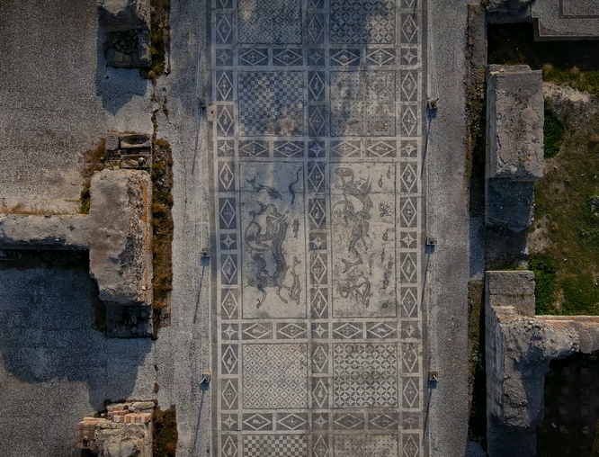 Вид на древний бассейн сверху /