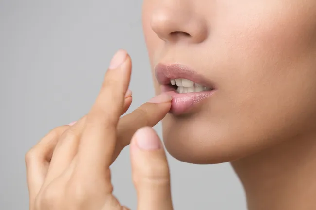 Что происходит с губами зимой и почему их ни в коем случае нельзя облизывать