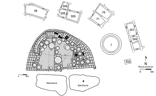 План Пуэбло Бонито, показывающий комнаты, в которых были найдены ара