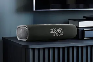 JBL представила Bluetooth-колонку с будильником и беспроводной зарядкой