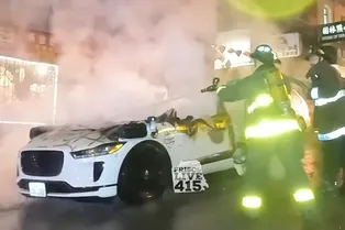 Толпа разгромила беспилотник Waymo в китайском квартале Сан-Франциско
