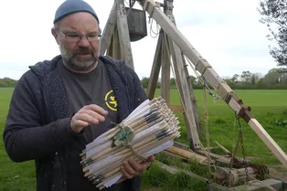 Что будет, если попытаться выстрелить из требюшета сотней арбалетных болтов: зрелищный эксперимент