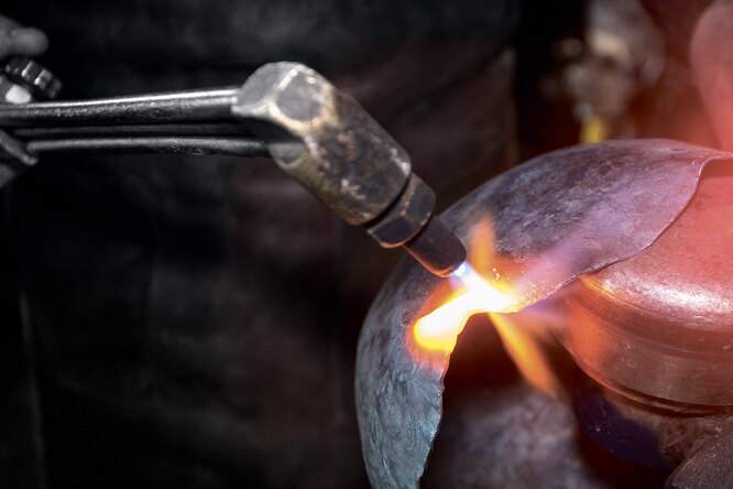 Как делают настоящие боевые шлемы Средневековья: загляните в мастерскую реконструктора