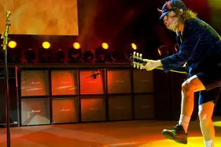 457 музыкантов одновременно сыграли песню AC/DC 457 музыкантов одновременно сыграли песню AC/DC