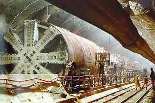 В Китае застряла машина для прокладки туннелей размером с 5-этажный дом. Под дном реки