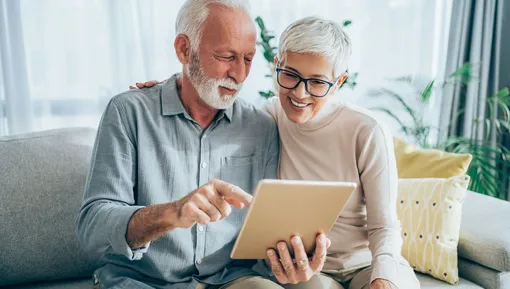 пожилые мужчина и женщина, планшет, интеллект, возраст пожилые мужчина и женщина, планшет, интеллект, возраст