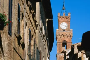 Ради туристов в итальянском городке остановили звон колоколов. Но местные не спят без него!