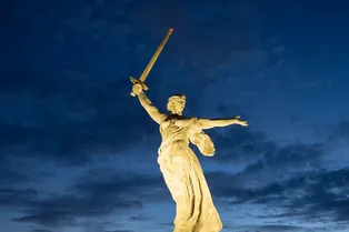 История памятника «Родина-мать»: как его строили и кто стал прообразом статуи
