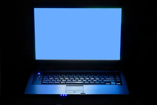 Диапазон, при котором особенно активно разрушается сетчатка — 415–455 нм. Такой синий свет называют высокоэнергетическим Почему синий свет вреден