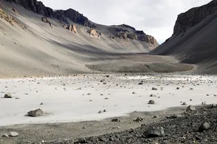 Мертвое море ему проигрывает: какой водоем является самым соленым в мире