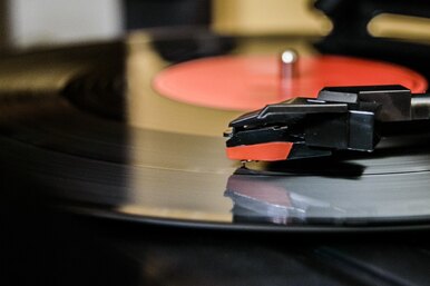 Действительно ли виниловые пластинки звучат лучше CD-дисков?
