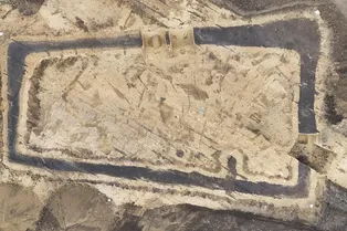 В Германии нашли средневековый тоннель под могилой каменного века В Германии нашли средневековый тоннель под могилой каменного века