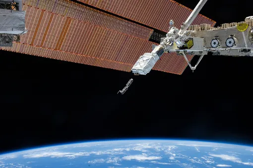 Первая пара из 28 спутников Planet Labs, запущенных с МКС с помощью устройства NanoRacks CubeSat Deployer (2014 г.). Первая пара из 28 спутников Planet Labs, запущенных с МКС с помощью устройства NanoRacks CubeSat Deployer (2014 г.).