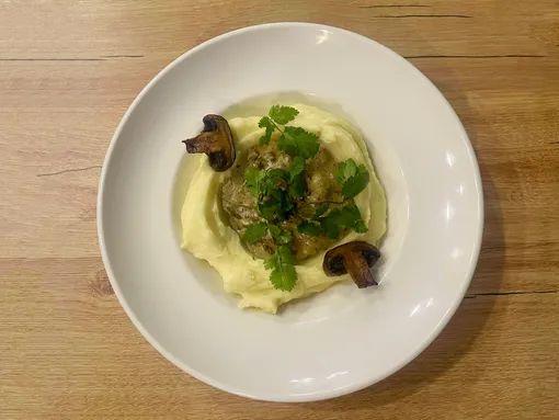 Бефтроганов с шампиньонами и картофельном пюре