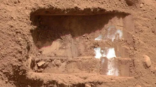 Миссия NASA Phoenix в 2008 году стала первой, которая провела раскопки и сделала фотографии льда (на фото) в районе Марса, эквивалентном Северному полярному кругу. Миссия NASA Phoenix в 2008 году стала первой, которая провела раскопки и сделала фотографии льда (на фото) в районе Марса, эквивалентном Северному полярному кругу.