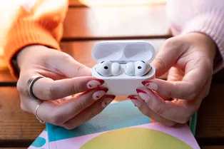 Новая настройка iPhone не позволит музыке переключаться с AirPods на колонки Новая настройка iPhone не позволит музыке переключаться с AirPods на колонки