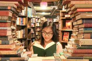 «Чтение — сексуально»! Поколение Z возвращается к бумажным книгам и библиотекам