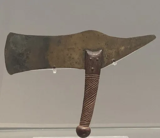 Бритва из медного сплава с деревянной ручкой. Новое Королевство, 1550-1070 гг. до н.э. Как брились люди раньше