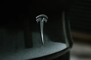 Tesla отозвала полмиллиона автомобилей из-за проблем с безопасностью Tesla отозвала полмиллиона автомобилей из-за проблем с безопасностью