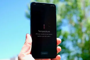Смартфон перегревается на солнце? Вот как с этим справиться Смартфон перегревается на солнце? Вот как с этим справиться