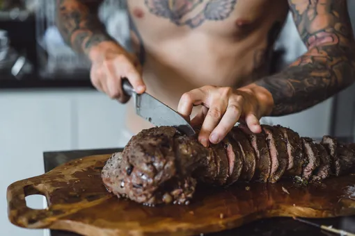 мужчина готовит мясо мужчина готовит мясо