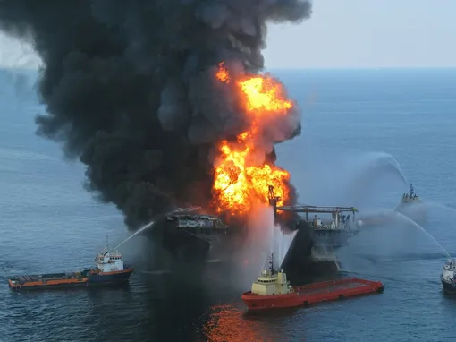 Взрыв на нефтяной вышке BP Deepwater Horizon Взрыв на нефтяной вышке BP Deepwater Horizon