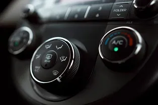 Как очистить замерзшие окна автомобиля: 3 волшебные кнопки на панели