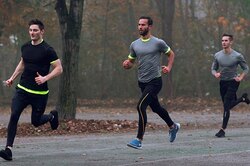 Спорт или глупая мода: кто-нибудь знает, зачем спортсмены надевают под шорты лосины жены?