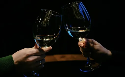 откуда появилась традиция чокаться бокалами