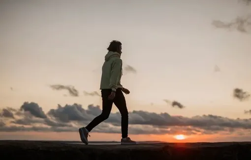 Развитие способности ходить в течение более длительных периодов времени может помочь улучшить здоровье сердечно-сосудистой системы и укрепить сердце в любом возрасте. Развитие способности ходить в течение более длительных периодов времени может помочь улучшить здоровье сердечно-сосудистой системы и укрепить сердце в любом возрасте.