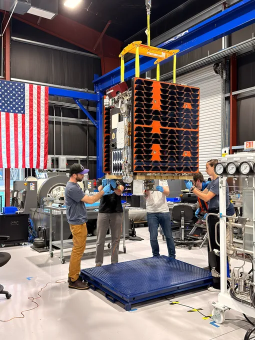 Техники готовят космический аппарат Otter к миссии NASA SSPICY на объектах компании Starfish Space в Сиэтле. Космический аппарат, размеры которого примерно соответствуют размеру стиральной машины, будет автономно добираться до неработоспособных космических объектов для их осмотра, тестируя технологии, которые в будущем позволят осуществлять ремонт в космосе. Техники готовят космический аппарат Otter к миссии NASA SSPICY на объектах компании Starfish Space в Сиэтле. Космический аппарат, размеры которого примерно соответствуют размеру стиральной машины, будет автономно добираться до неработоспособных космических объектов для их осмотра, тестируя технологии, которые в будущем позволят осуществлять ремонт в космосе.