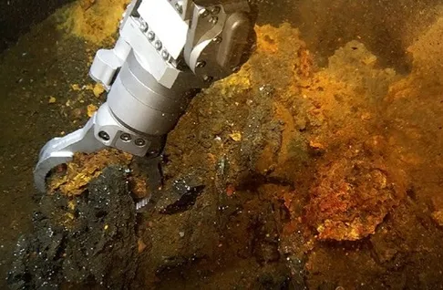 Отбор проб на гидротермальном поле Aurora. Западная часть хребта Гаккеля.