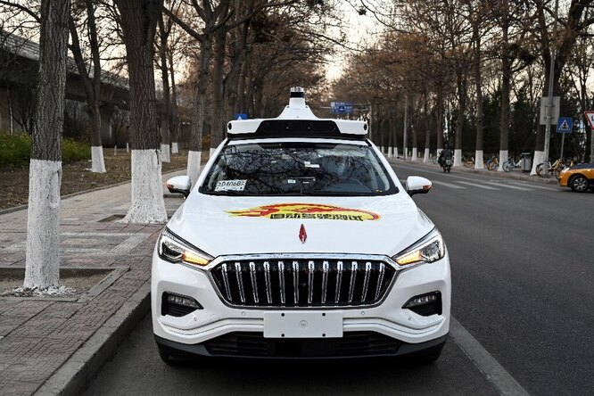 В Пекине беспилотным такси разрешили ездить по городу. Заказать их может каждый В Пекине беспилотным такси разрешили ездить по городу. Заказать их может каждый