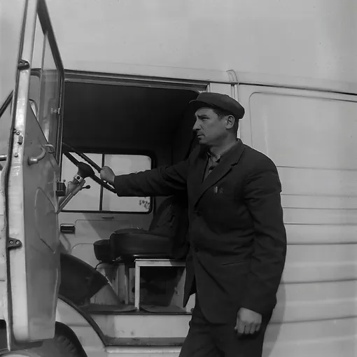 водитель рядом с автомобилем ссср