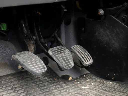 педали https://www.pravda.ru/news/auto/2181398-hidden-gas-pedal-button/