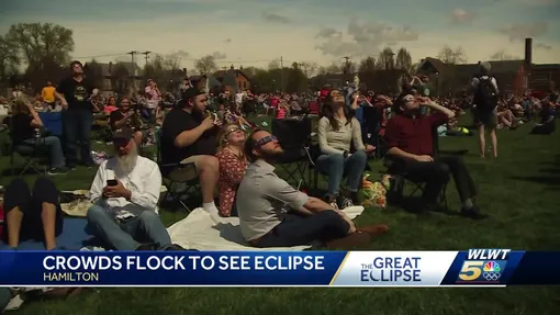 люди следят за затмением