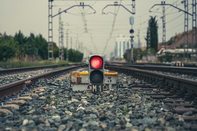 Для чего вдоль железнодорожных путей насыпают камни: вопрос, о котором вы точно задумывались