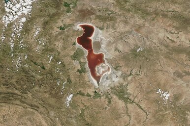 Вода в иранском озере окрасилась в цвет крови: жуткое зрелище