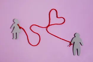 Теория невидимой нити: почему мы верим в судьбоносные встречи