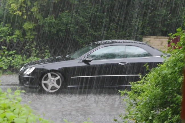 Забыл поднять стекла, и салон залило дождем: что делать