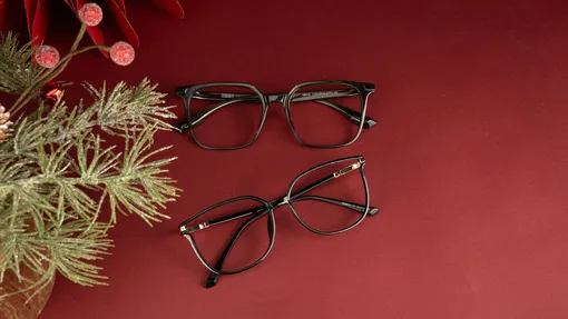 Очки на красном фоне