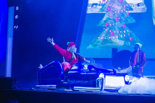 Шоу «Новый год 100 лет вперед» Шоу «Новый год 100 лет вперед»