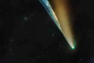 Астроном снял редкий кадр: метеор и комета Леммона «переплелись» над Землей Астроном снял редкий кадр: метеор и комета Леммона «переплелись» над Землей