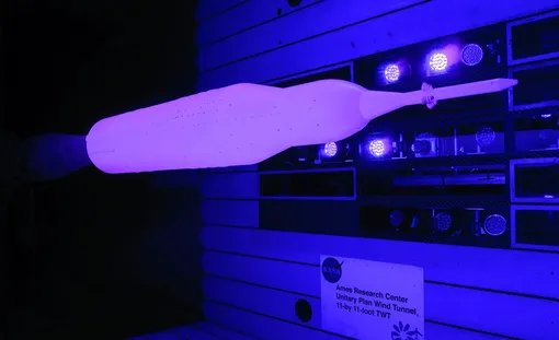 Испытания масштабной модели ракеты Space Launch System в масштабе 4% с использованием нестационарной краски, чувствительной к давлению.