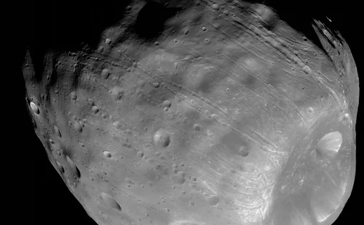 Фобос, снятый с расстояния около 6 800 километров камерой HiRISE, установленной на борту орбитального аппарата NASA «Mars Reconnaissance Orbiter». Фобос, снятый с расстояния около 6 800 километров камерой HiRISE, установленной на борту орбитального аппарата NASA «Mars Reconnaissance Orbiter».