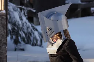 Как кузнец выковал для сына огромный шлем-топор: им можно порубить врагов в капусту! Как кузнец выковал для сына огромный шлем-топор: им можно порубить врагов в капусту!