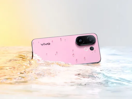 На фотографии смартфон vivo S30 Pro Mini Небольшой смартфон с хорошими камерами, мощным процессором и емким аккумулятором