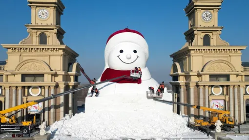 гигантский снеговик в китае